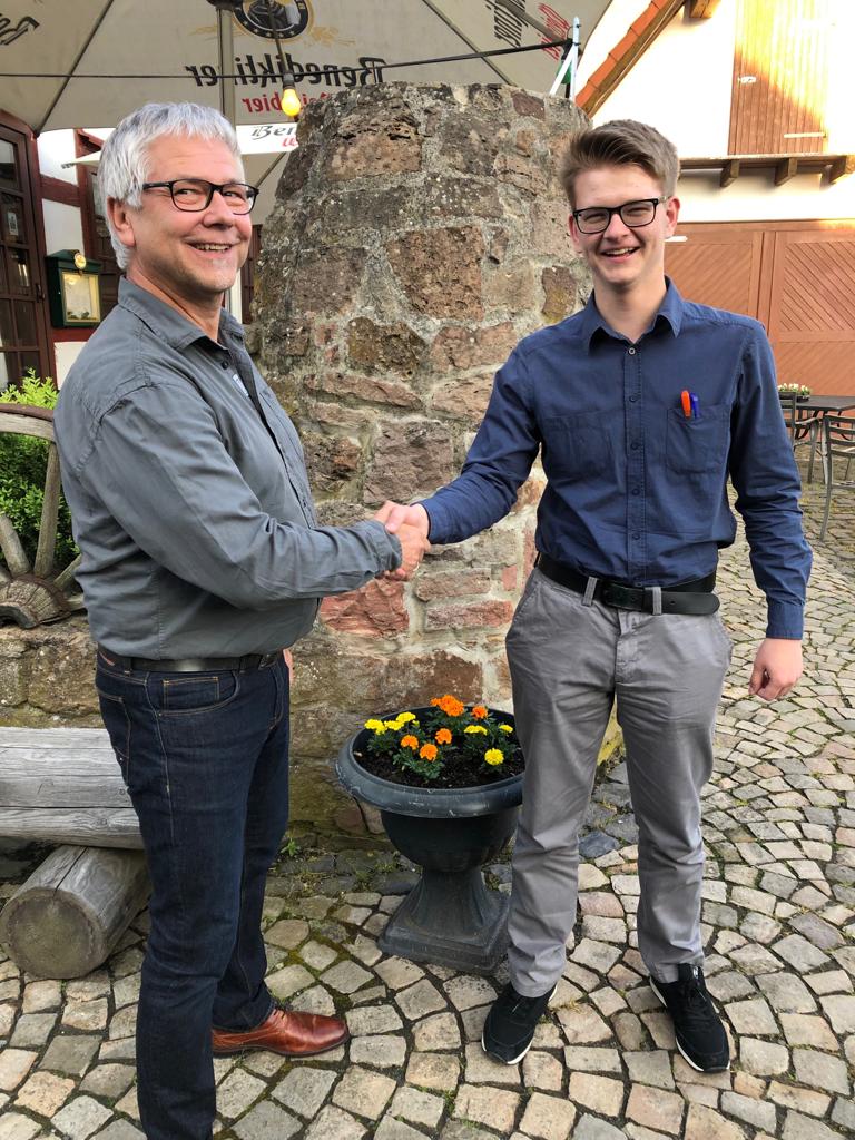  Der neue Kirtorfer CDU-Vorsitzender Wolfgang Schnhals gratuliert dem neuen JU-Vorsitzenden Luca Korell und wnscht alles Gute fr die Jugendorganisation.